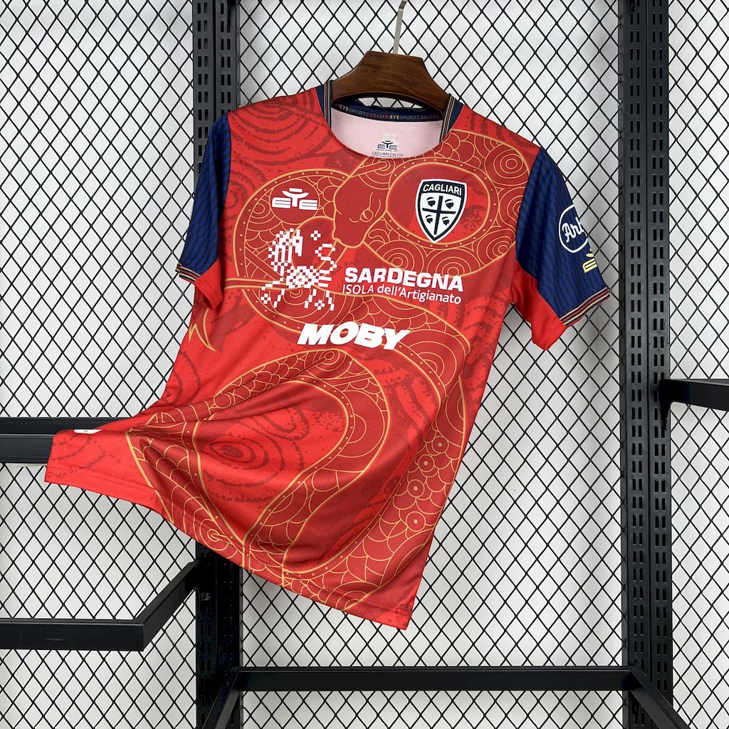2025050915243530.jpg Mens Cagliari Calcio 2024/25 Year of the Snake Limited Edition Jersey - Image 1